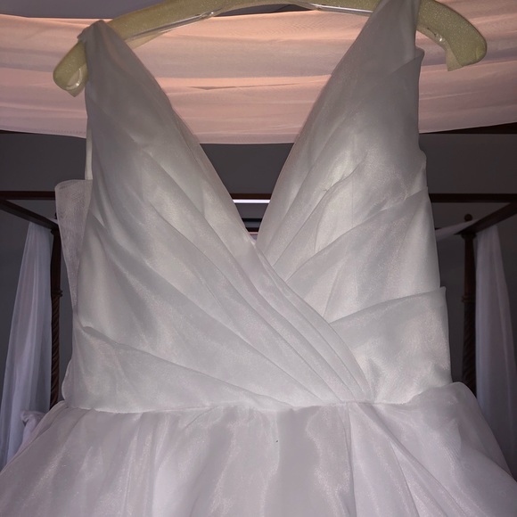 Wedding dress - Picture 4 of 8